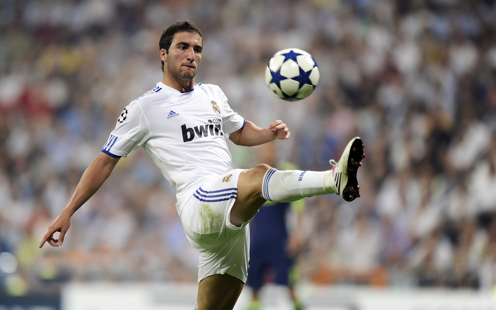 费内巴切抢七大战横扫切尔西,格列兹曼砍下9记关键球,全场沸腾